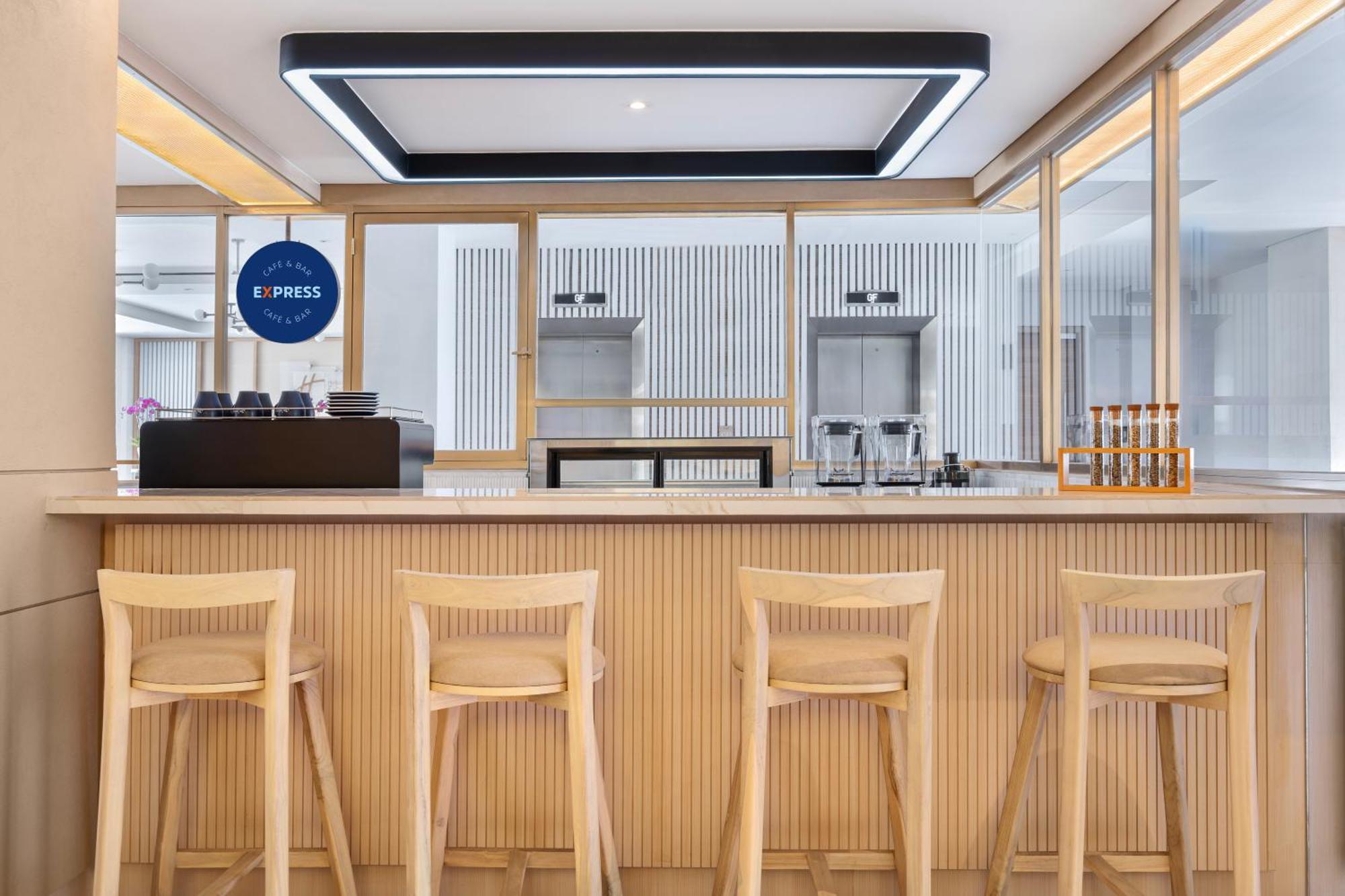 Holiday Inn Express Bali Sunset Road By Ihg Kuta Lombok Extérieur photo