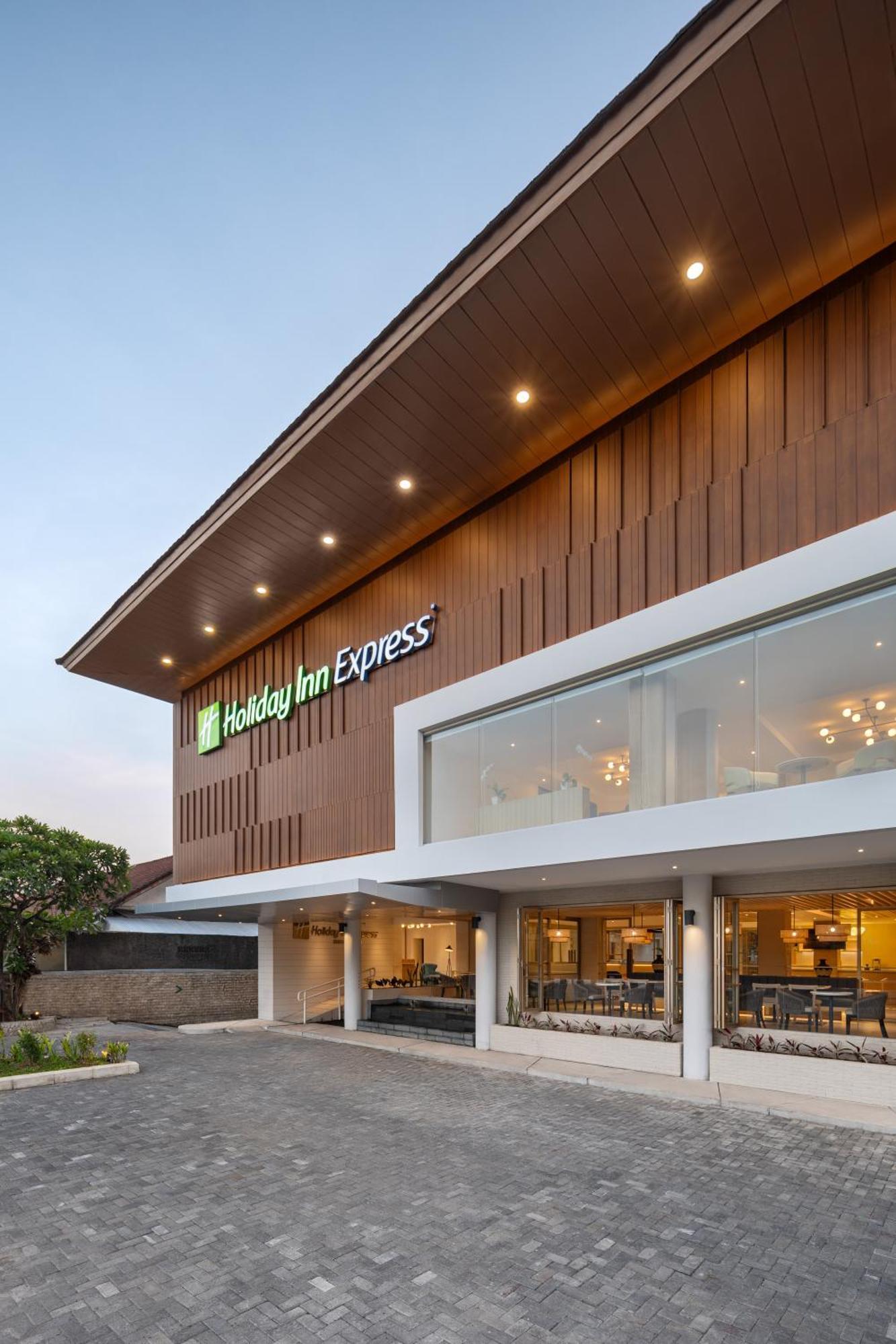 Holiday Inn Express Bali Sunset Road By Ihg Kuta Lombok Extérieur photo